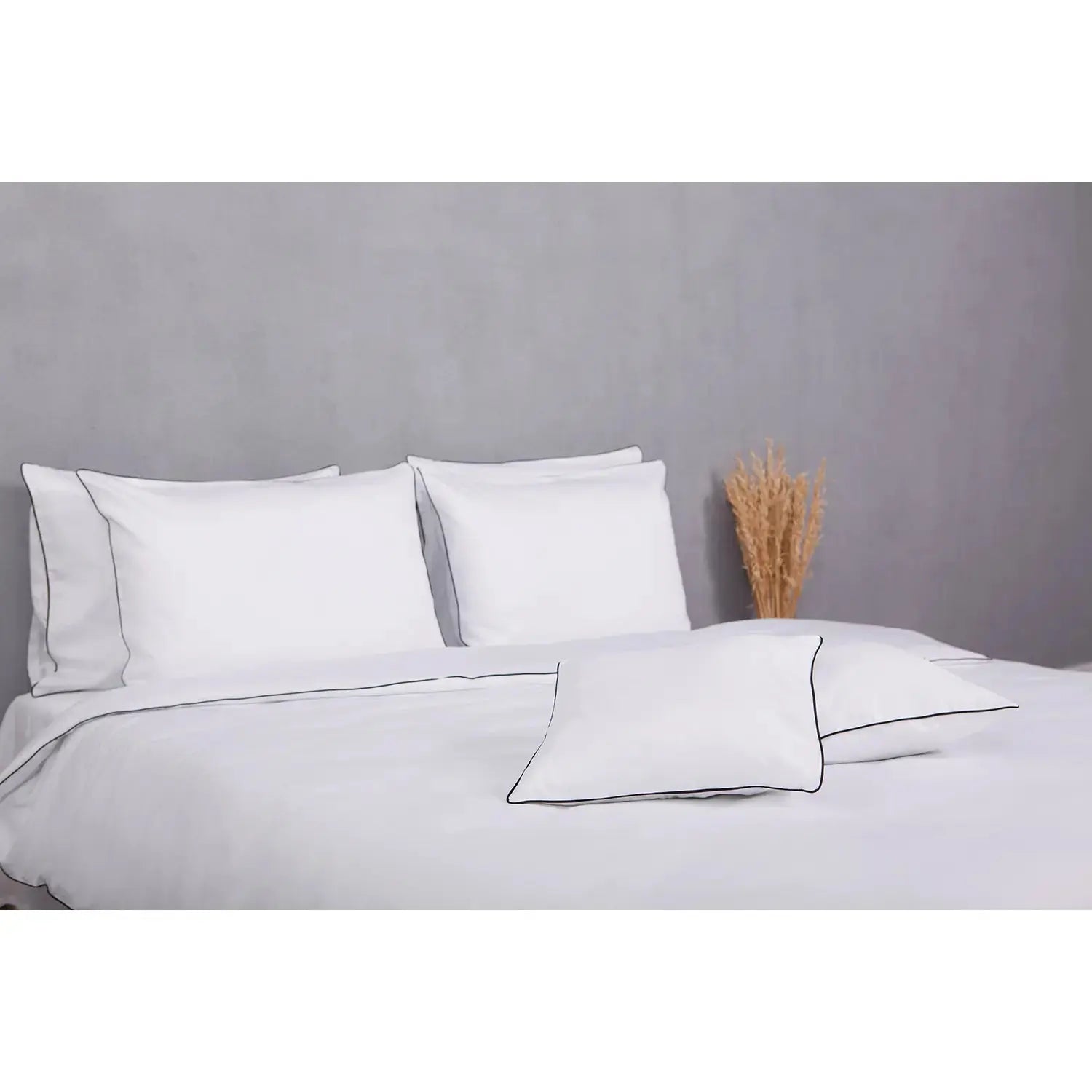 Lenjerie de pat Elegant White prezentată pe pat matrimonial, material natural