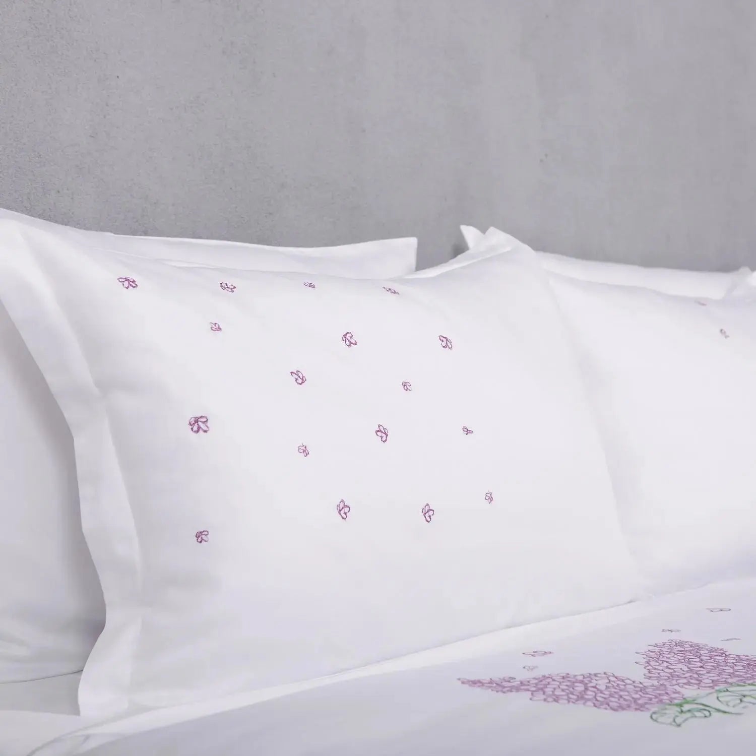 Detaliu textură bumbac 100% natural pe lenjeria de pat Liliac cu broderie cu flori