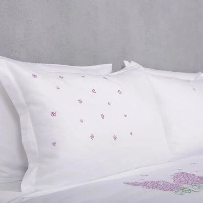 Detaliu textură bumbac 100% natural pe lenjeria de pat Liliac cu broderie cu flori