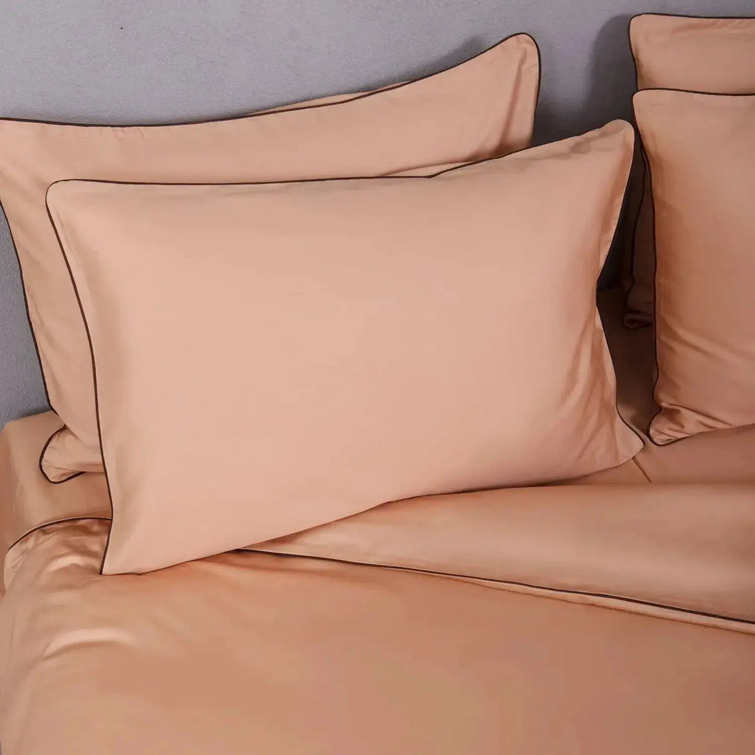 Fețe de pernă și cearceaf Elegant Salmon din bumbac natural – finisaje elegante