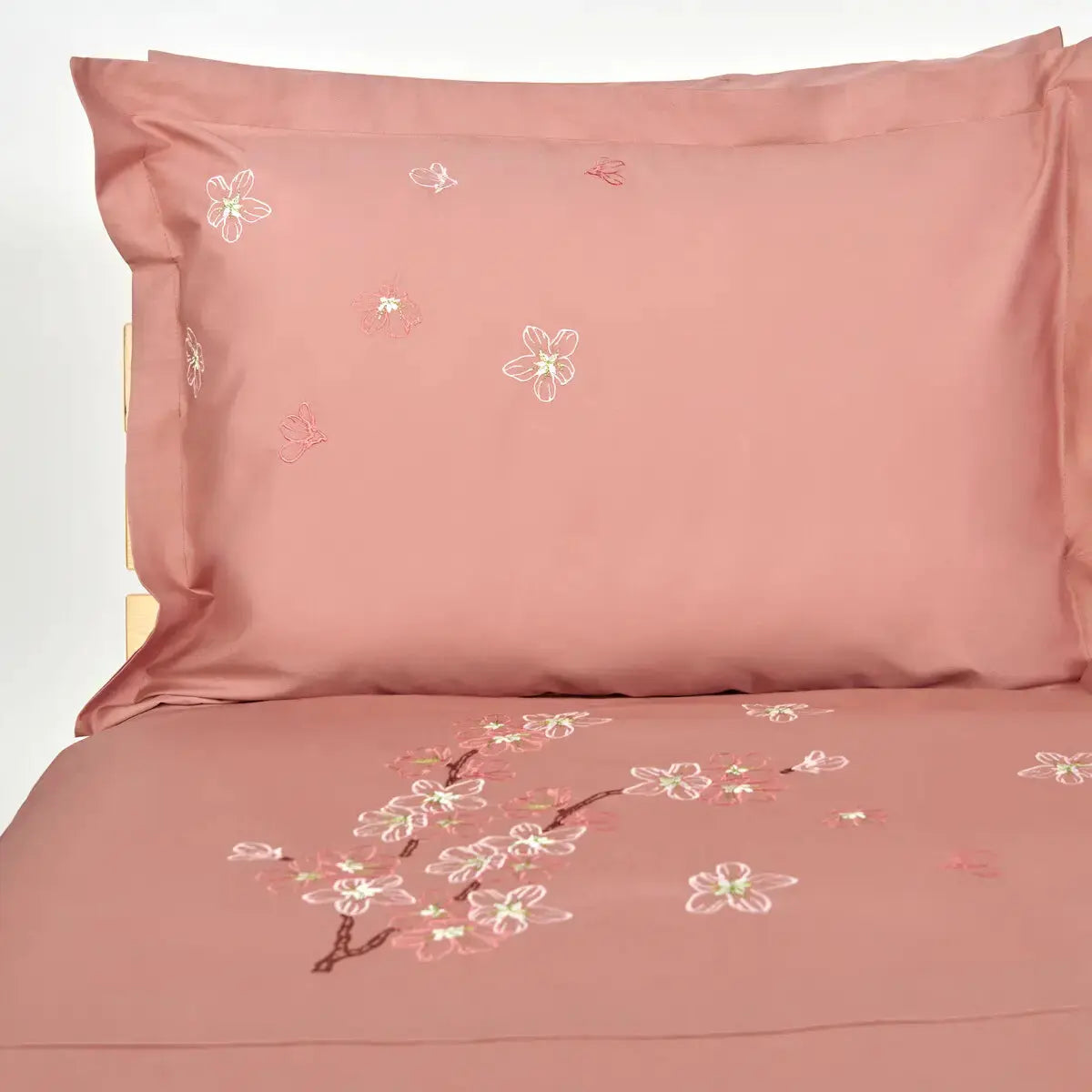Lenjerie de pat Cherry Blossom din bumbac 100% natural, design elegant cu nuanțe de roz și brodată cu flori de cireș– Casa Crystal