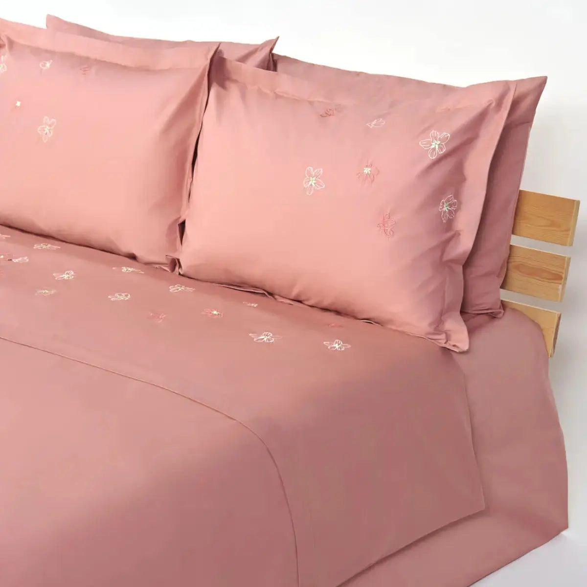 Lenjerie de pat Cherry Blossom prezentată pe pat matrimonial, material bumbac natural roz