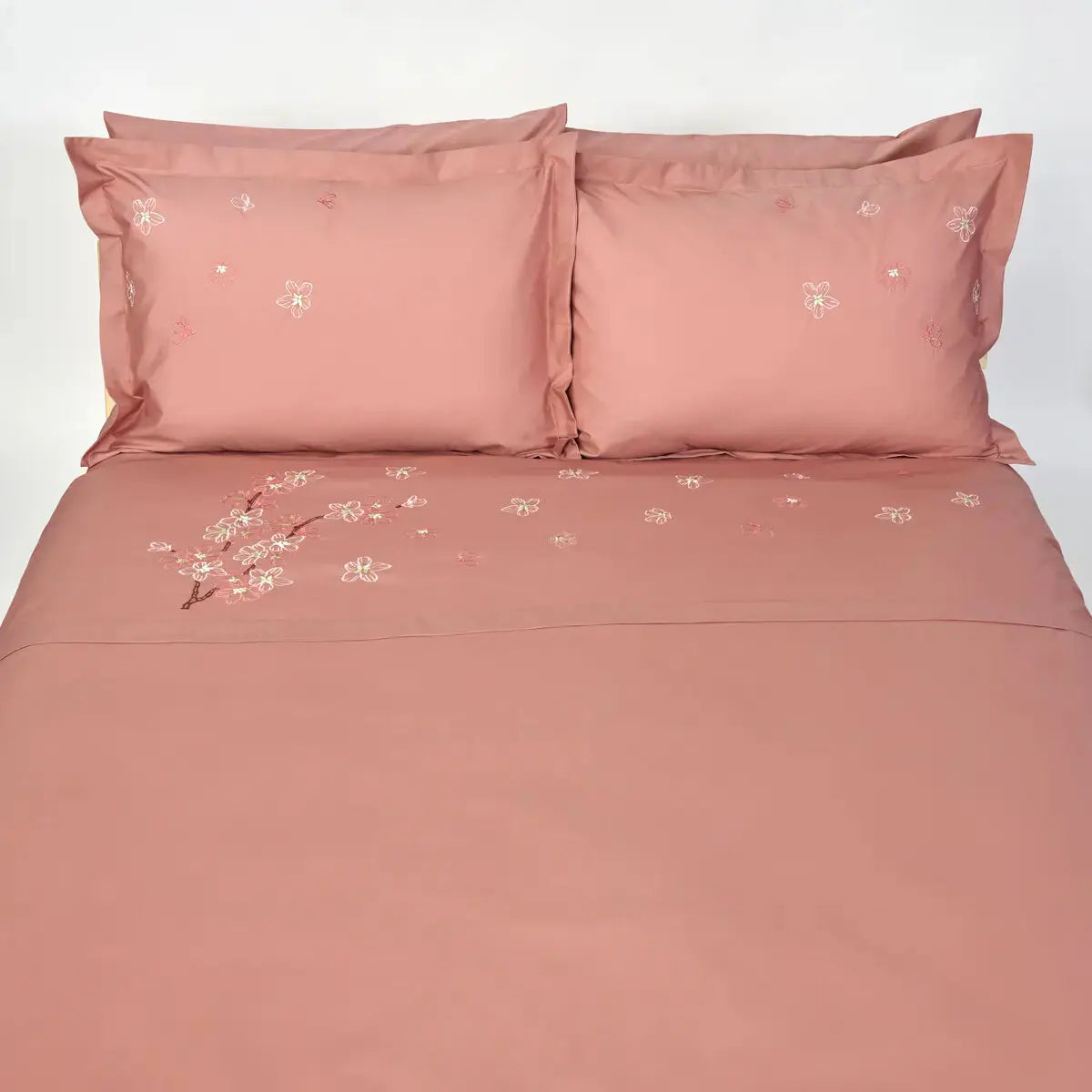 Design sofisticat Cherry blossom pe lenjeria din bumbac 100% natural, aspect delicat cu flori de cireș