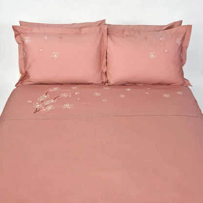 Design sofisticat Cherry blossom pe lenjeria din bumbac 100% natural, aspect delicat cu flori de cireș